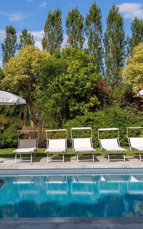 Villa Cangeli: Buitenshuis, zwembad