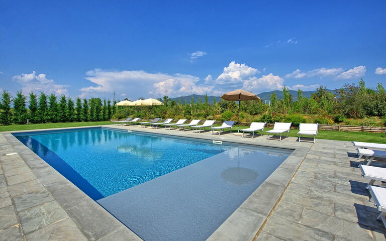 Villa Cangeli: Buitenshuis, zwembad