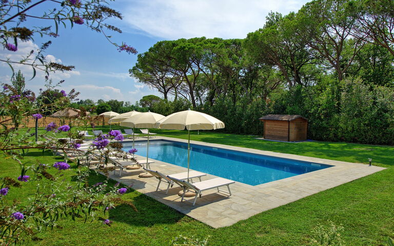 Villa Cangeli: Buitenshuis, Tuin, zwembad