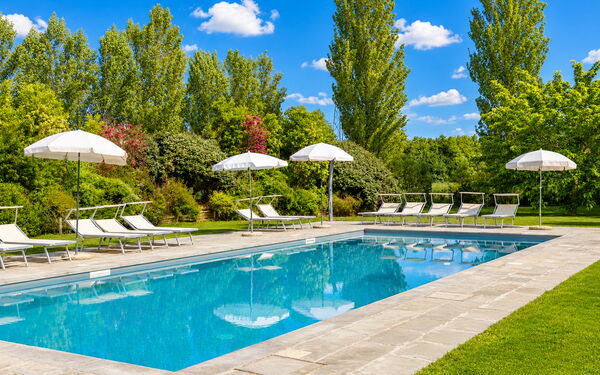 Villa Cangeli: Buitenshuis, Tuin, zwembad