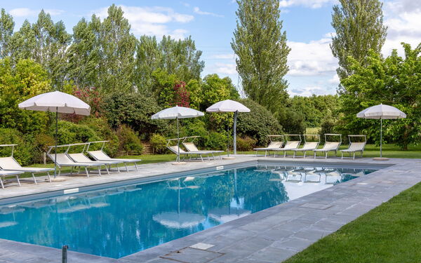 Villa Cangeli: Buitenshuis, zwembad