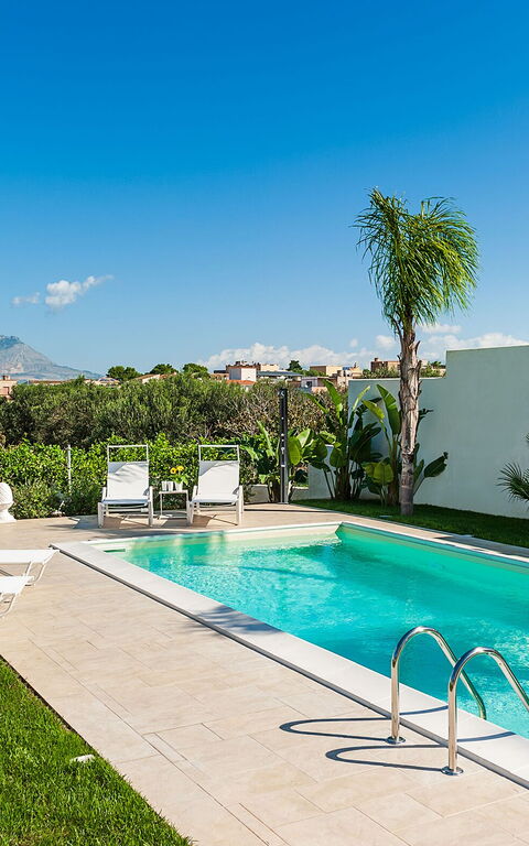 Villa Pigna Bianca: Buitenshuis, zwembad