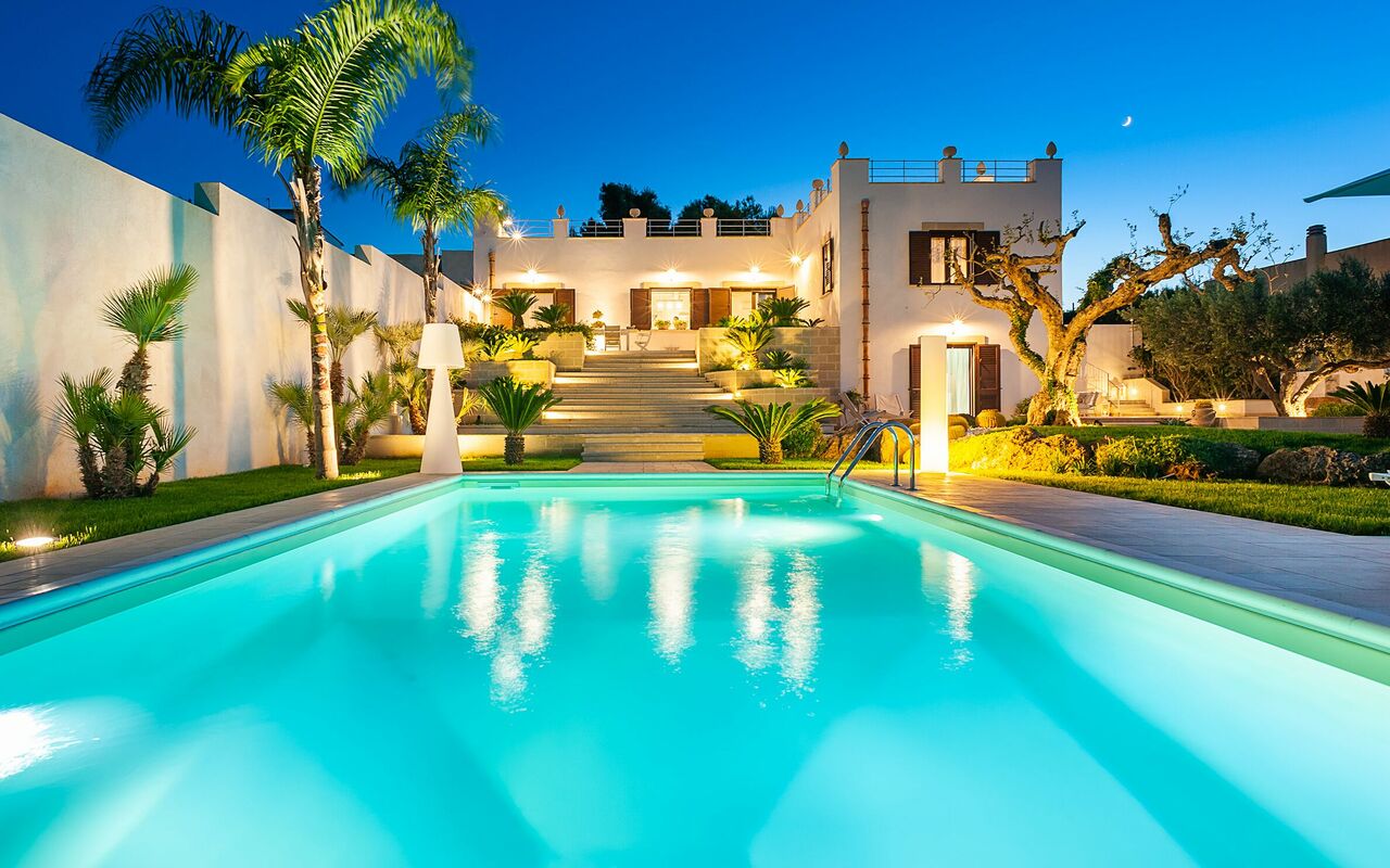 Villa Pigna Bianca: Buitenshuis, zwembad