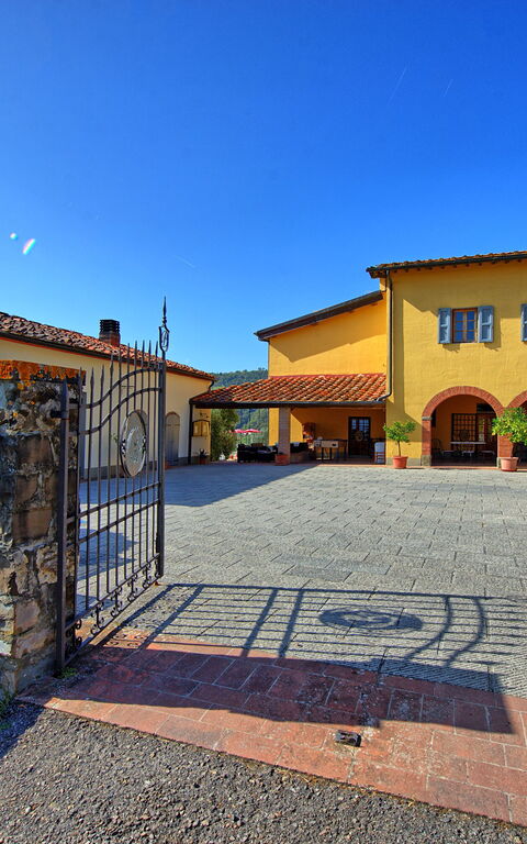 Casalta: Buitenkanten, Buitenshuis