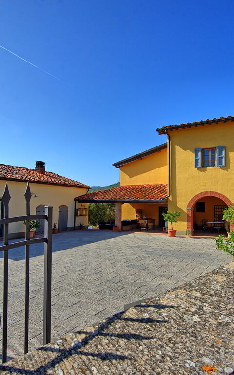 Casalta: Buitenkanten, Buitenshuis