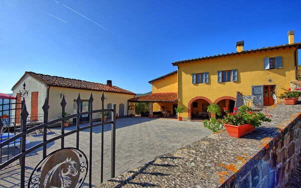 Casalta: Buitenkanten, Buitenshuis