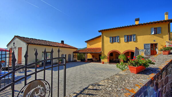 Casalta: Buitenkanten, Buitenshuis