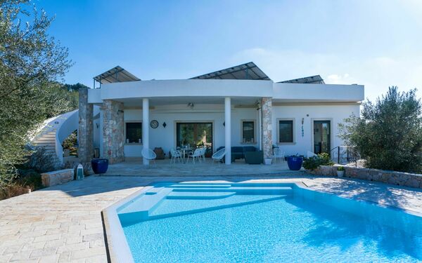 Villa Modigliani: Buitenshuis, zwembad