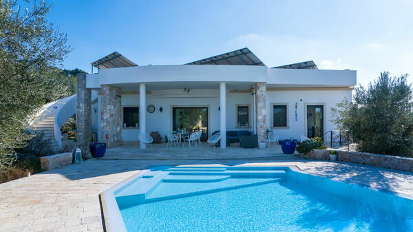 Villa Modigliani: Buitenshuis, zwembad