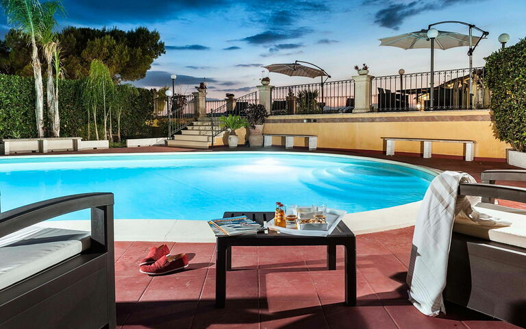 Villa Carolina: Buitenshuis, zwembad