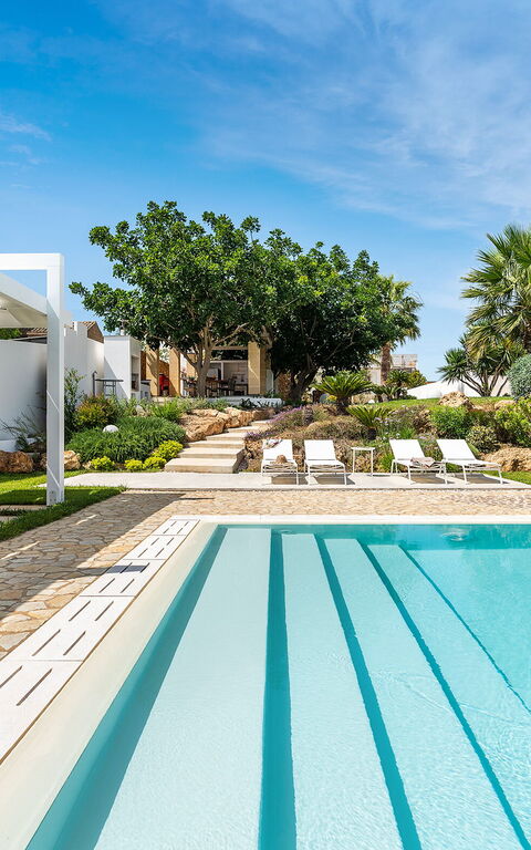 Villa Pietra Del Sole: Buitenkanten, Buitenshuis, zwembad