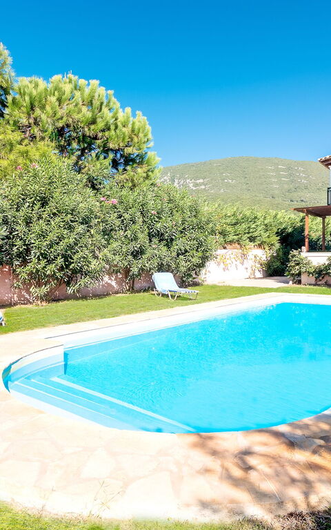 Beachfront Villa Rania: zwembad