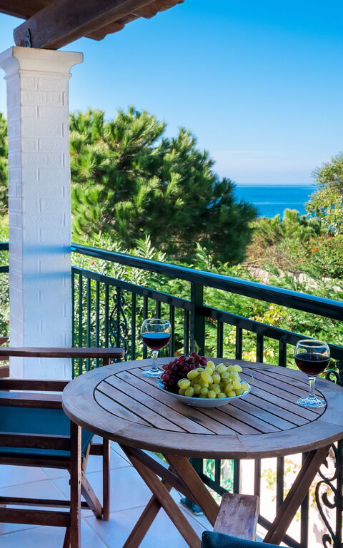 Beachfront Villa Rania: Balkon / terras / patio, Buitenshuis