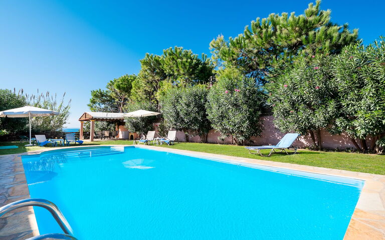 Beachfront Villa Rania: zwembad