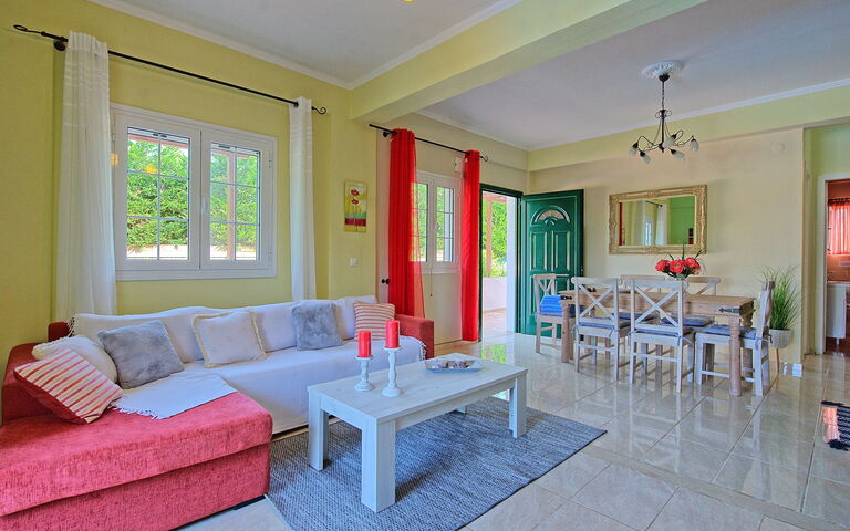 Beachfront Villa Rania: Keuken, Lunchroom, Woonkamer
