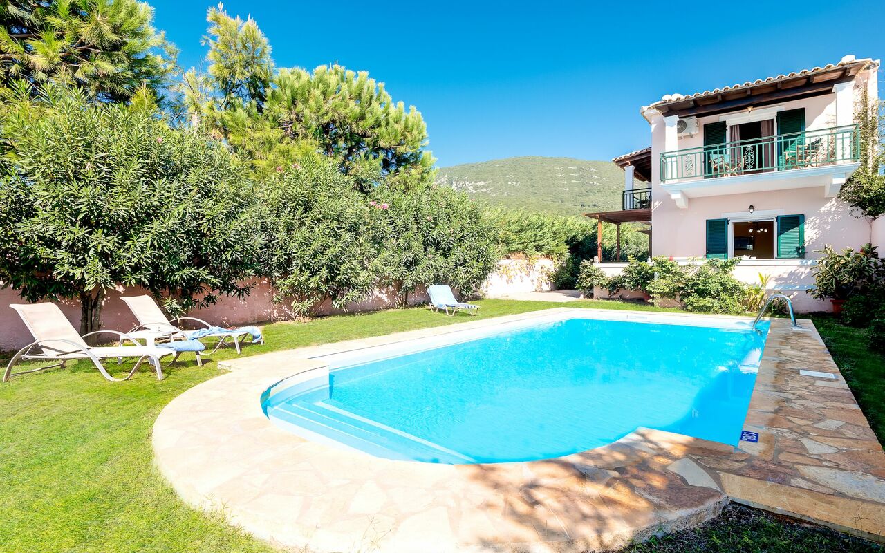 Beachfront Villa Rania: zwembad