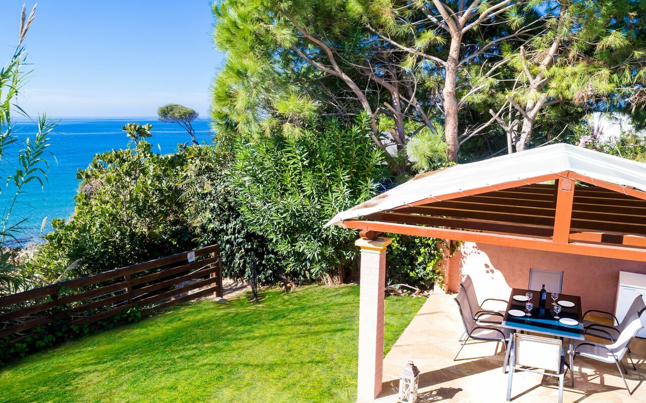 Beachfront Villa Rania: Balkon / terras / patio, Buitenshuis, Tuin