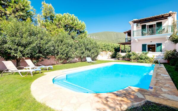 Beachfront Villa Rania: zwembad