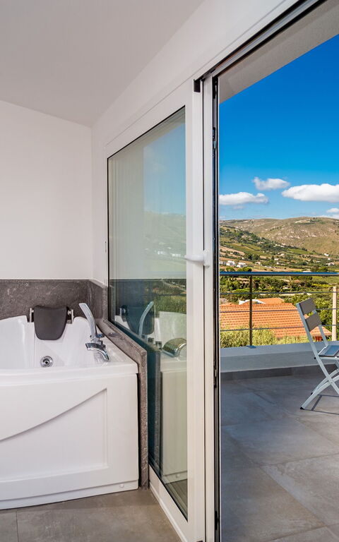 Villa Scire: Balkon / terras / patio, bubbelbad, Buitenshuis