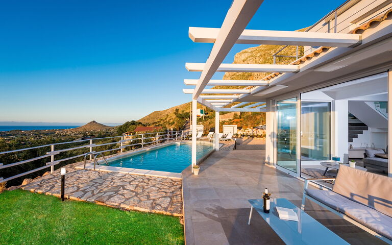 Villa Scire: Buitenshuis, Tuin, zwembad