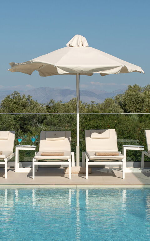 Villa Nafsika: Buitenkanten, Buitenshuis, Keer bekeken, zwembad