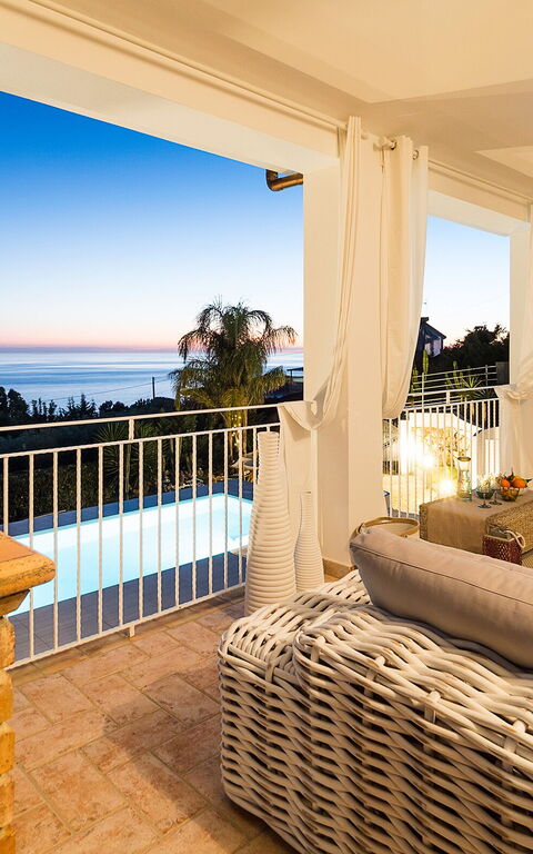 Villa Pales: Balkon / terras / patio, Buitenshuis, Keer bekeken, zwembad