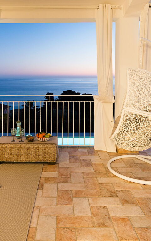 Villa Pales: Balkon / terras / patio, Buitenshuis, Keer bekeken