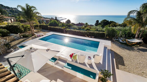 Villa Pales: Keer bekeken, zwembad