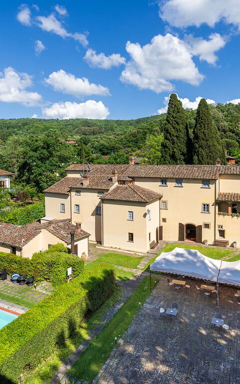 Santa Flora: Buitenshuis, Keer bekeken, zwembad