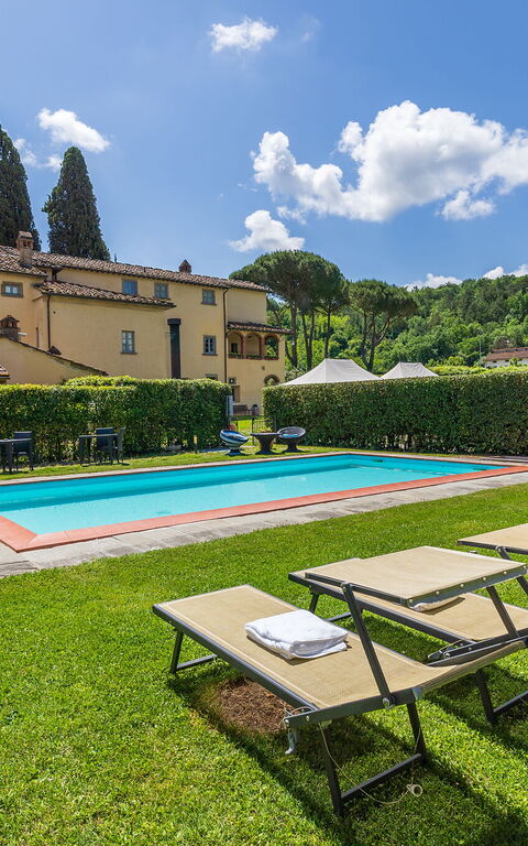 Santa Flora: Buitenshuis, Tuin, zwembad