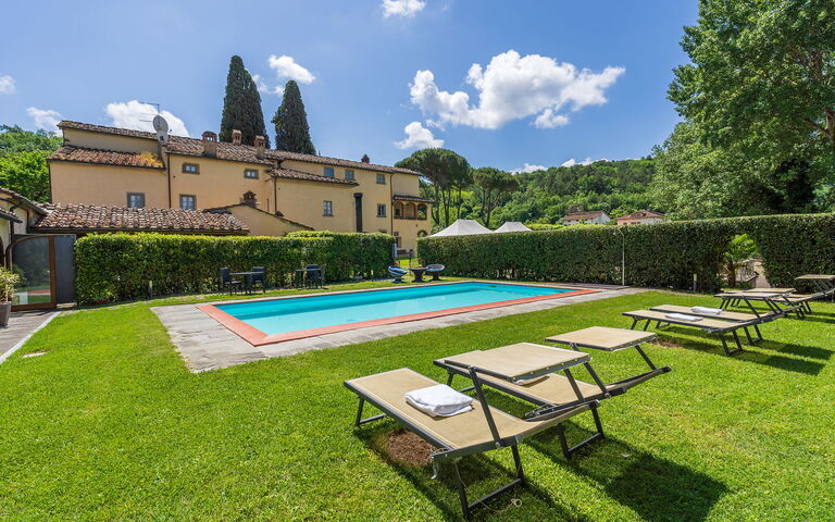 Santa Flora: Buitenshuis, Tuin, zwembad