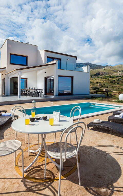 Villa Livreri: Buitenshuis, Tuin, Zomer, zwembad