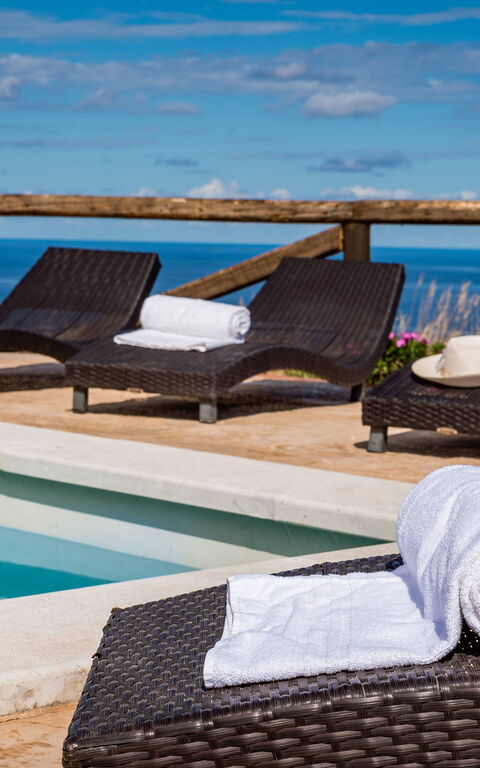 Villa Livreri: Buitenshuis, zwembad