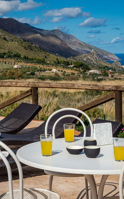 Villa Livreri: Buitenshuis