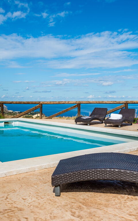 Villa Livreri: Buitenshuis, zwembad