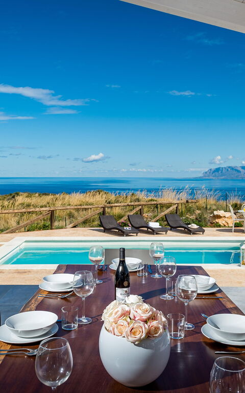 Villa Livreri: Balkon / terras / patio, Buitenshuis, Keer bekeken, Zomer, zwembad