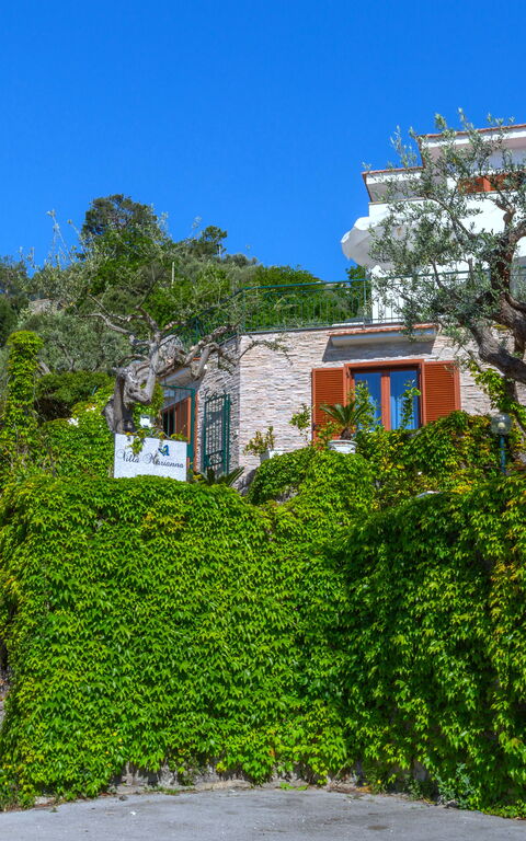 Villa Marianna: Buitenkanten, Buitenshuis