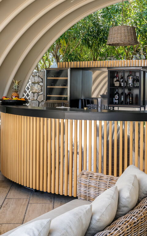 Villa Antonietta: Buitenkanten, Buitenshuis