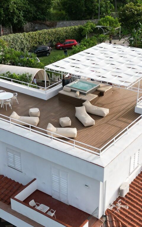 Villa Antonietta: Buitenkanten, Buitenshuis