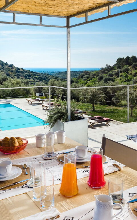 Villa Contra: Balkon / terras / patio, Buitenshuis