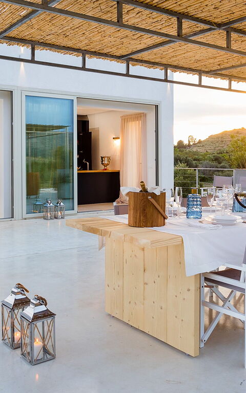 Villa Contra: Balkon / terras / patio, Buitenshuis