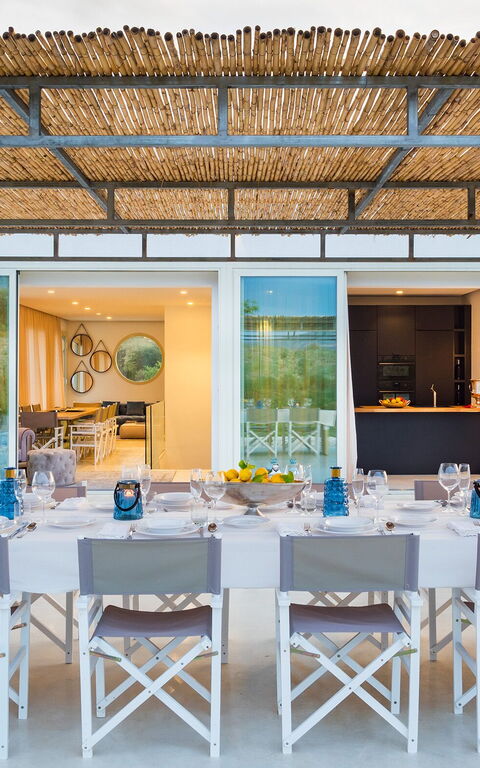 Villa Contra: Balkon / terras / patio, Buitenshuis