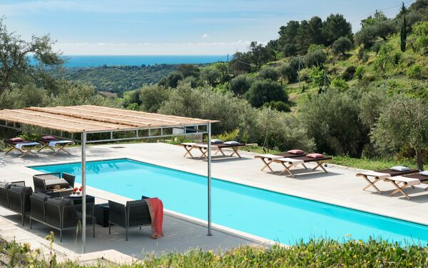 Villa Contra: Buitenshuis, zwembad