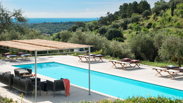 Villa Contra: Buitenshuis, zwembad