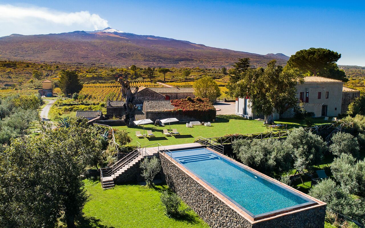 Etna Retreat: Keer bekeken, Tuin, zwembad