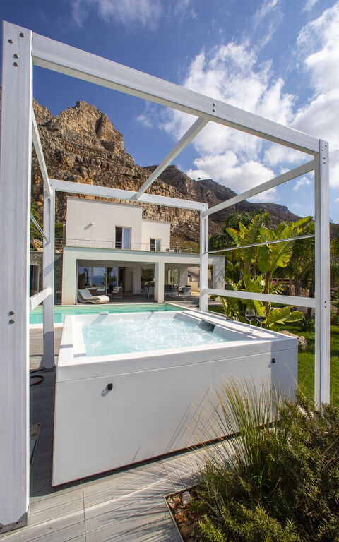 Villa Annalisa: Balkon / terras / patio, bubbelbad, Buitenshuis, Keer bekeken