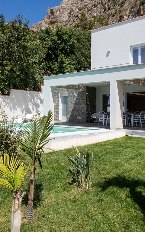 Villa Annalisa: Buitenshuis, Tuin, Zomer, zwembad