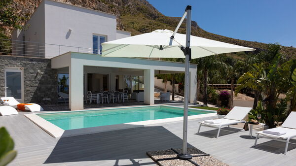 Villa Annalisa: Buitenshuis, Tuin, Zomer, zwembad