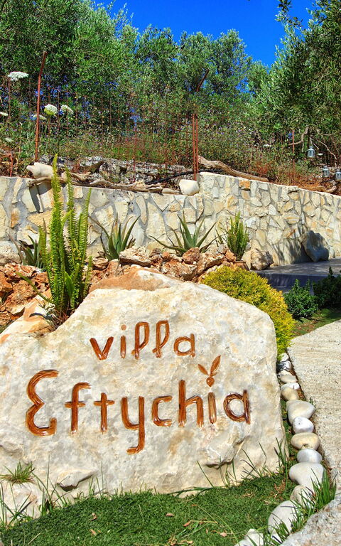 Villa Eftychia: Buitenshuis