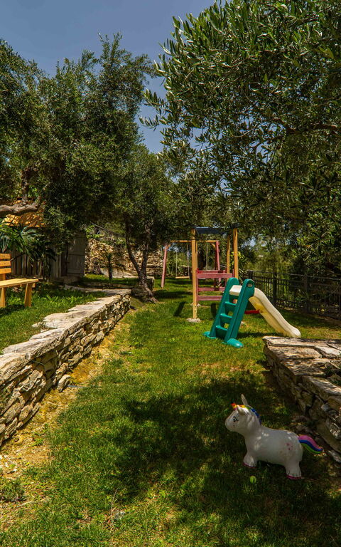 Villa Eftychia: Buitenshuis, Tuin